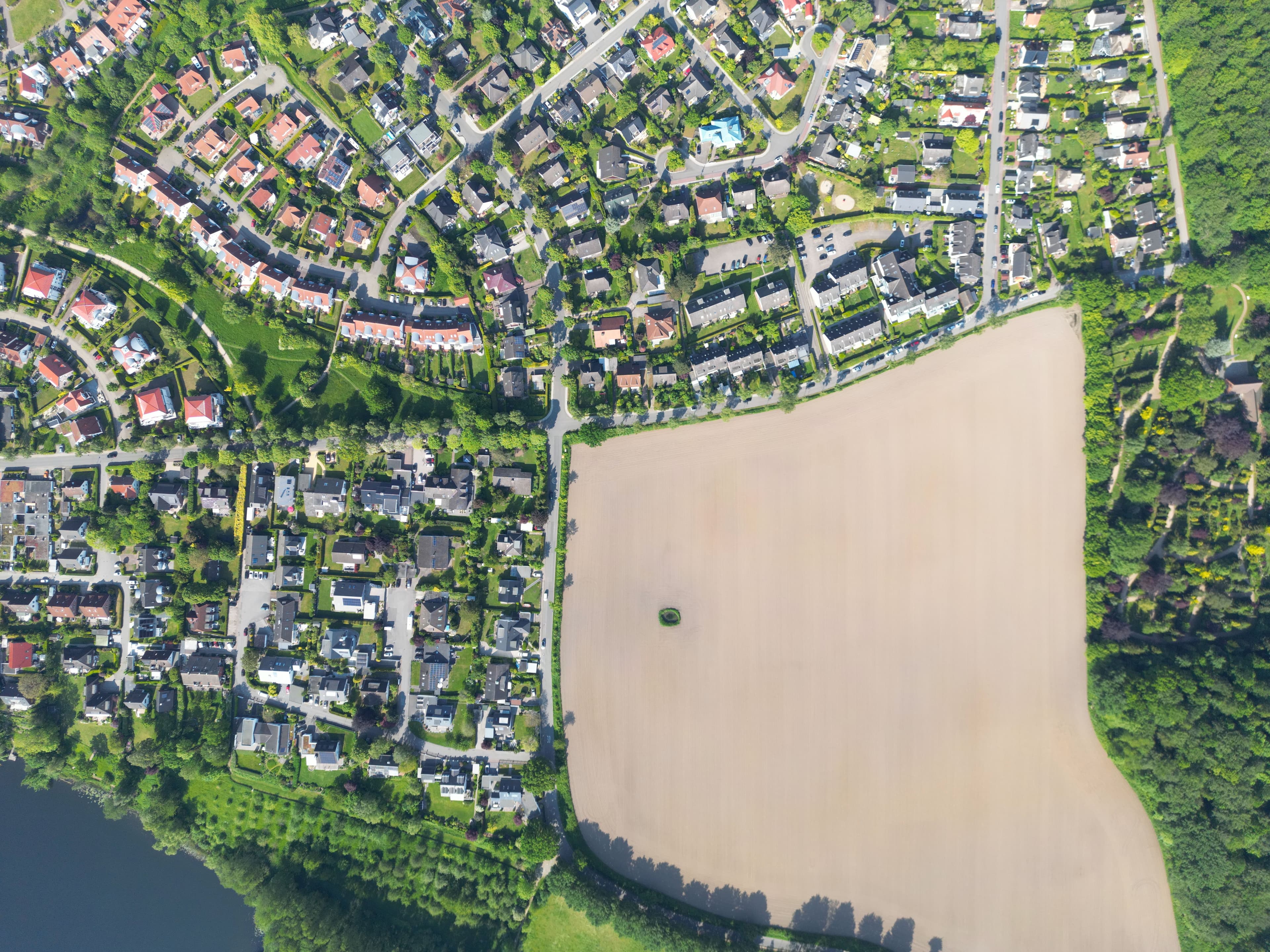 Drohnenbild einer exklusiven Ferienimmobilie in Scharbeutz in der Abenddämmerung