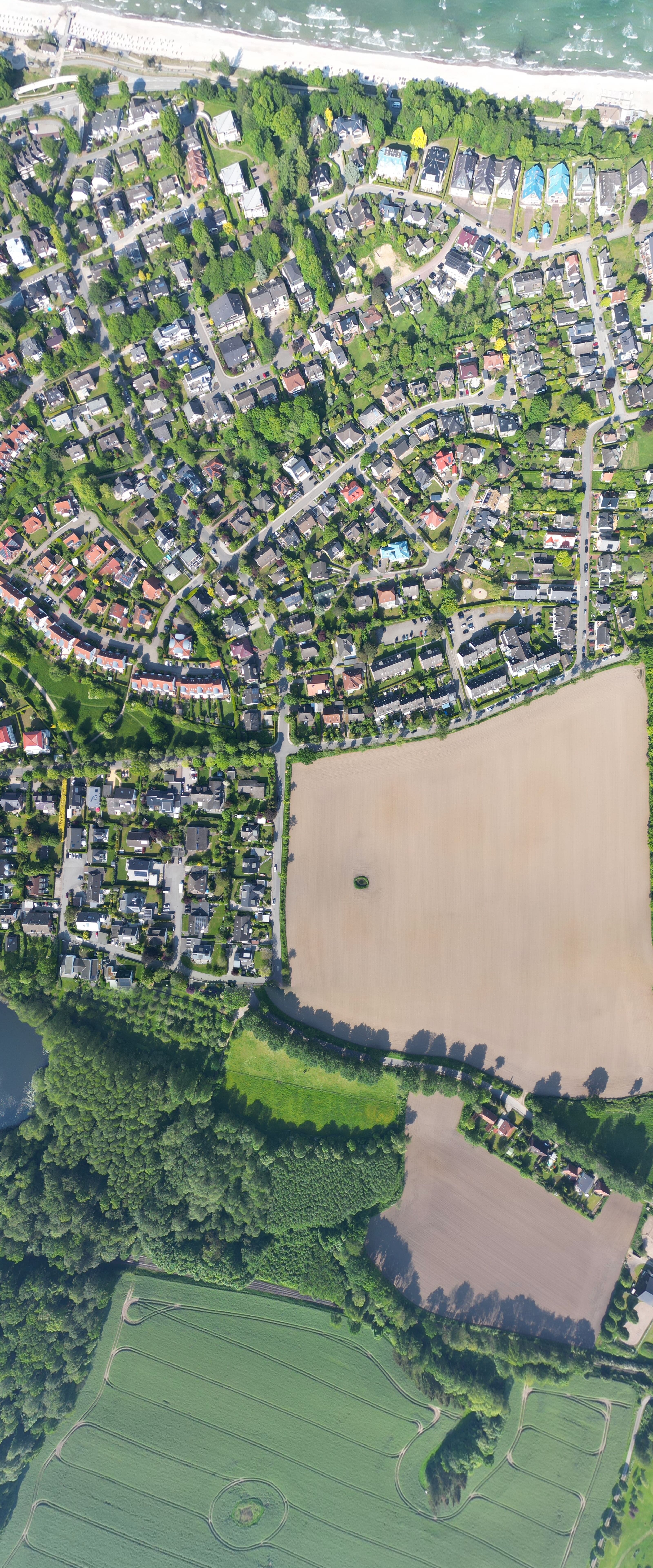Hochformatige Luftaufnahme eines modernen Ferienhauses in Niendorf (Ostsee)