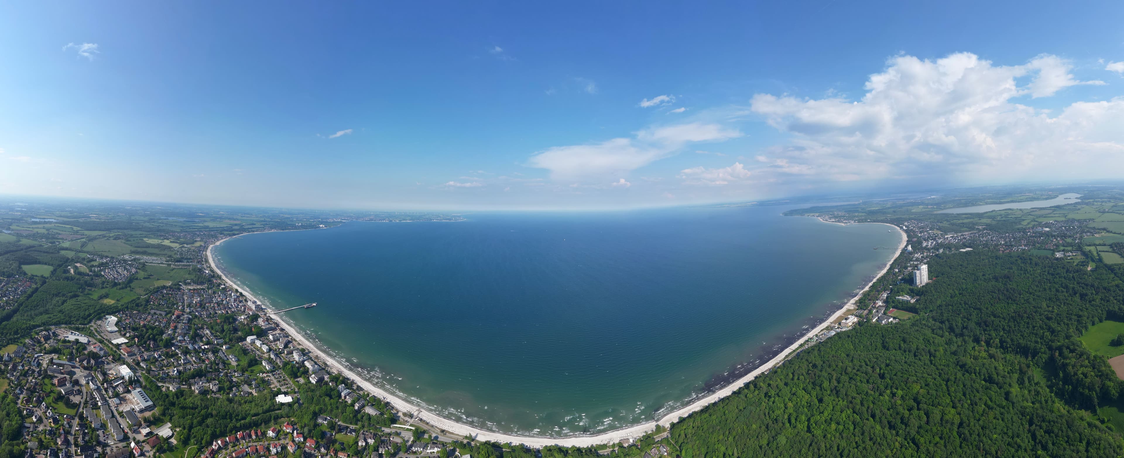 Weitwinkel-Drohnenfoto der Seebrücke und Promenade am Timmendorfer Strand