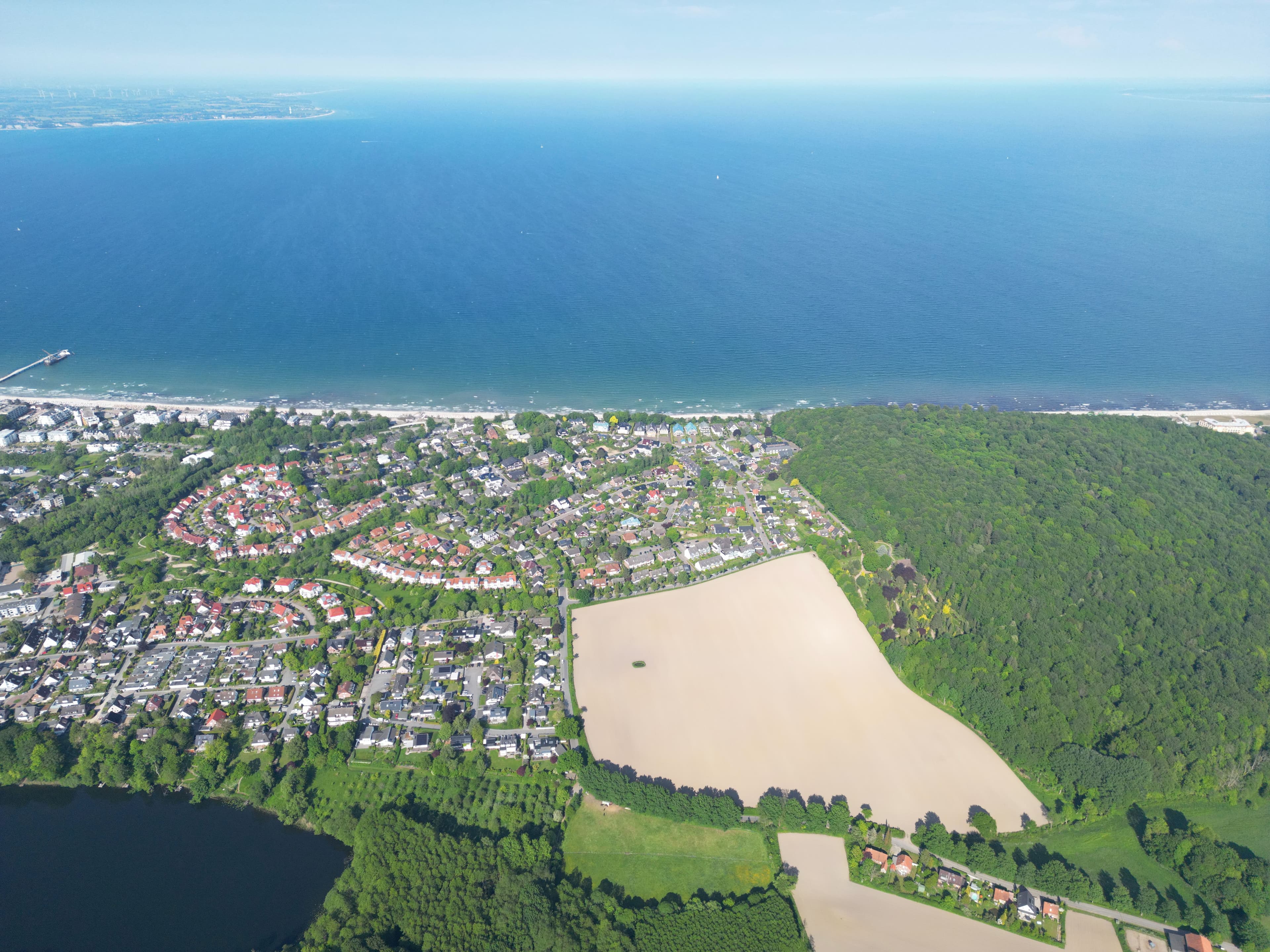 Drohnenaufnahmen Lübeck: Luftbild eines Ferienhauses mit gepflegtem Garten