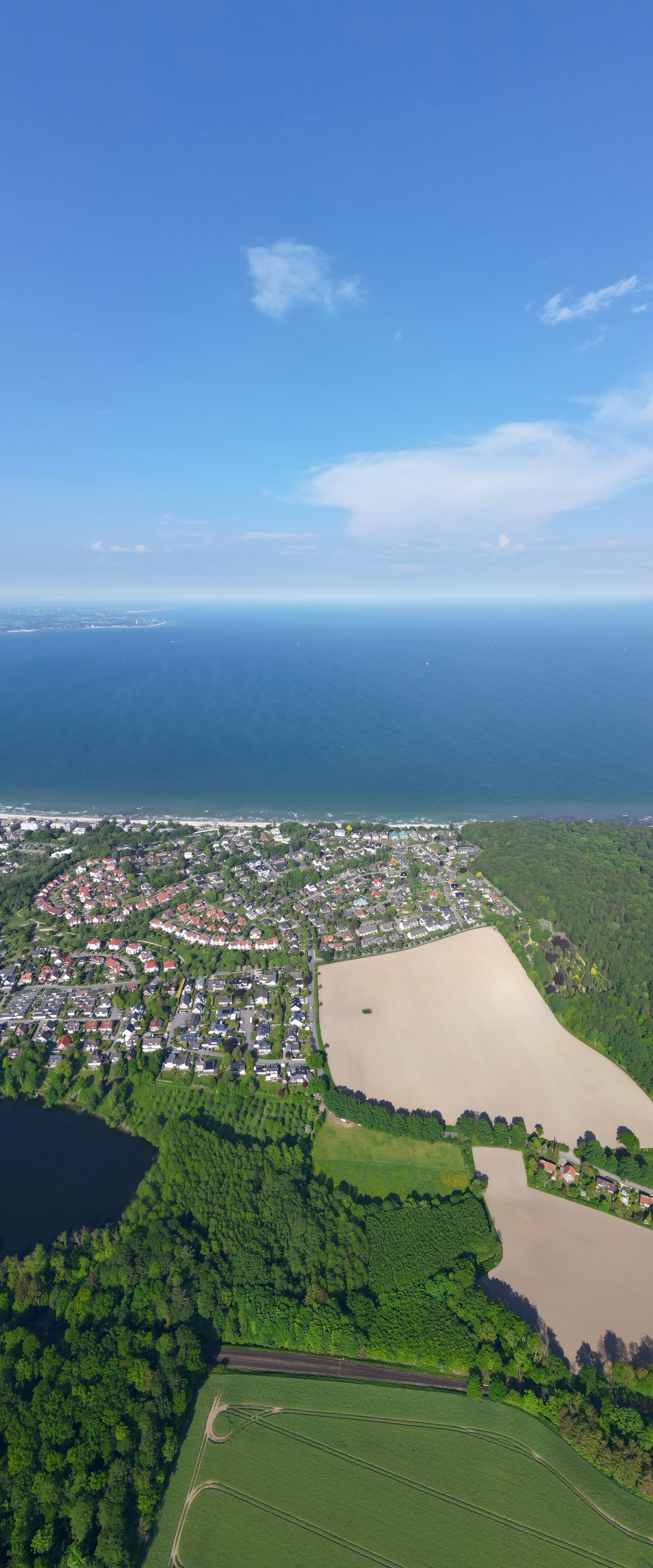 Vertikales Drohnenfoto einer luxuriösen Penthouse-Wohnung in Lübeck-Travemünde