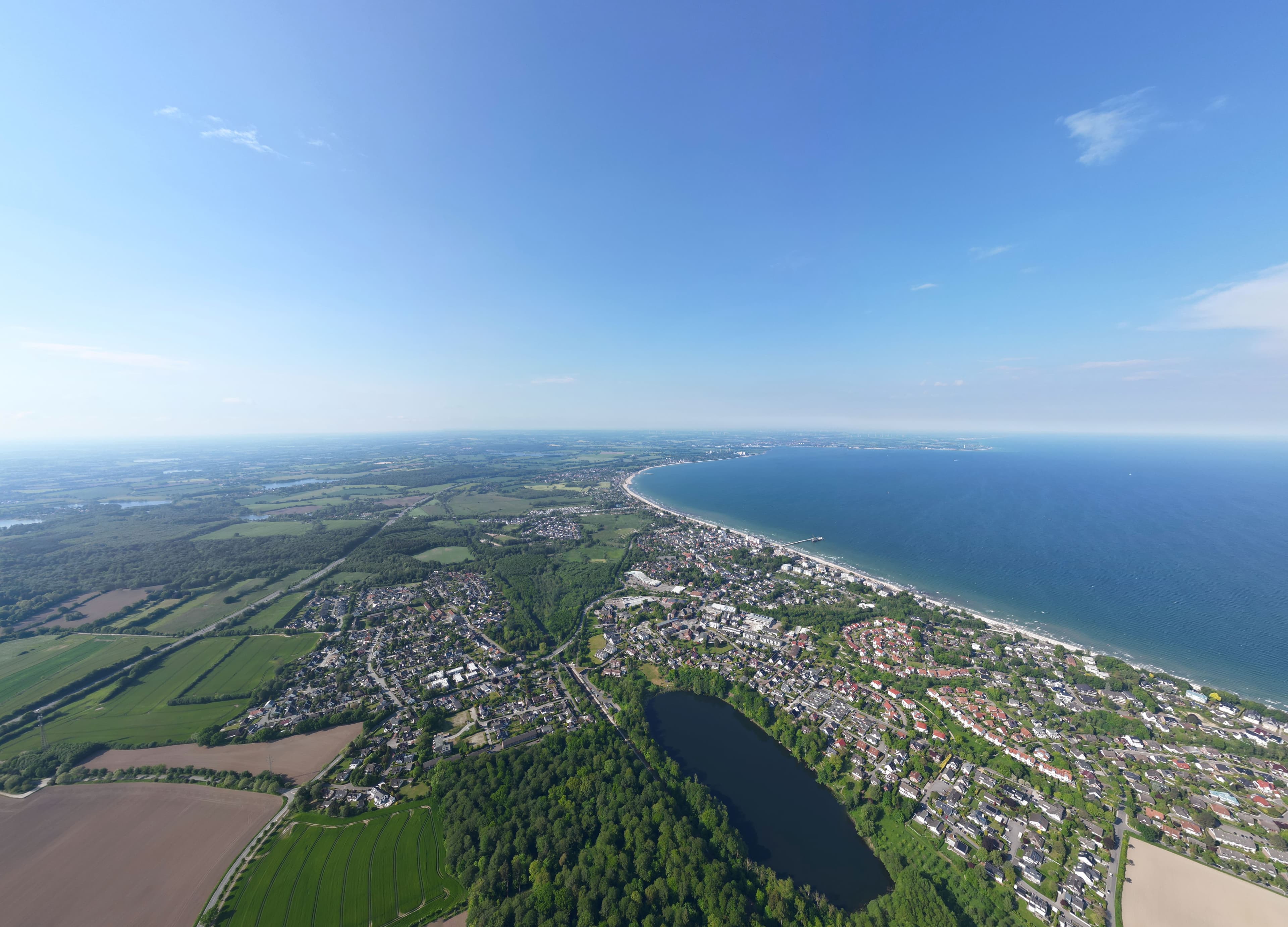 Übersichtsaufnahme eines Ferienresorts am Timmendorfer Strand bei perfektem Wetter