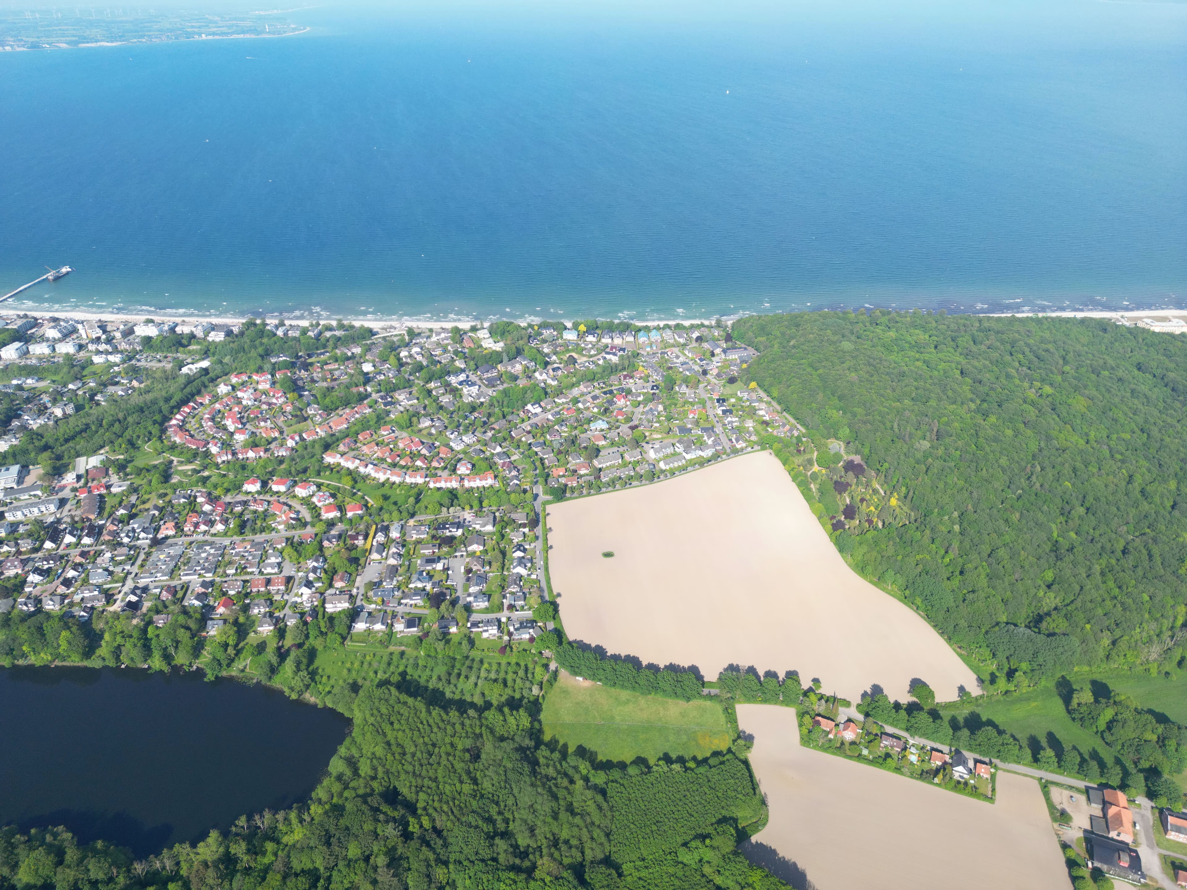 Drohnenaufnahmen Lübeck: Immobilienfotografie einer Ferienwohnung mit Terrasse und Meerblick in Travemünde