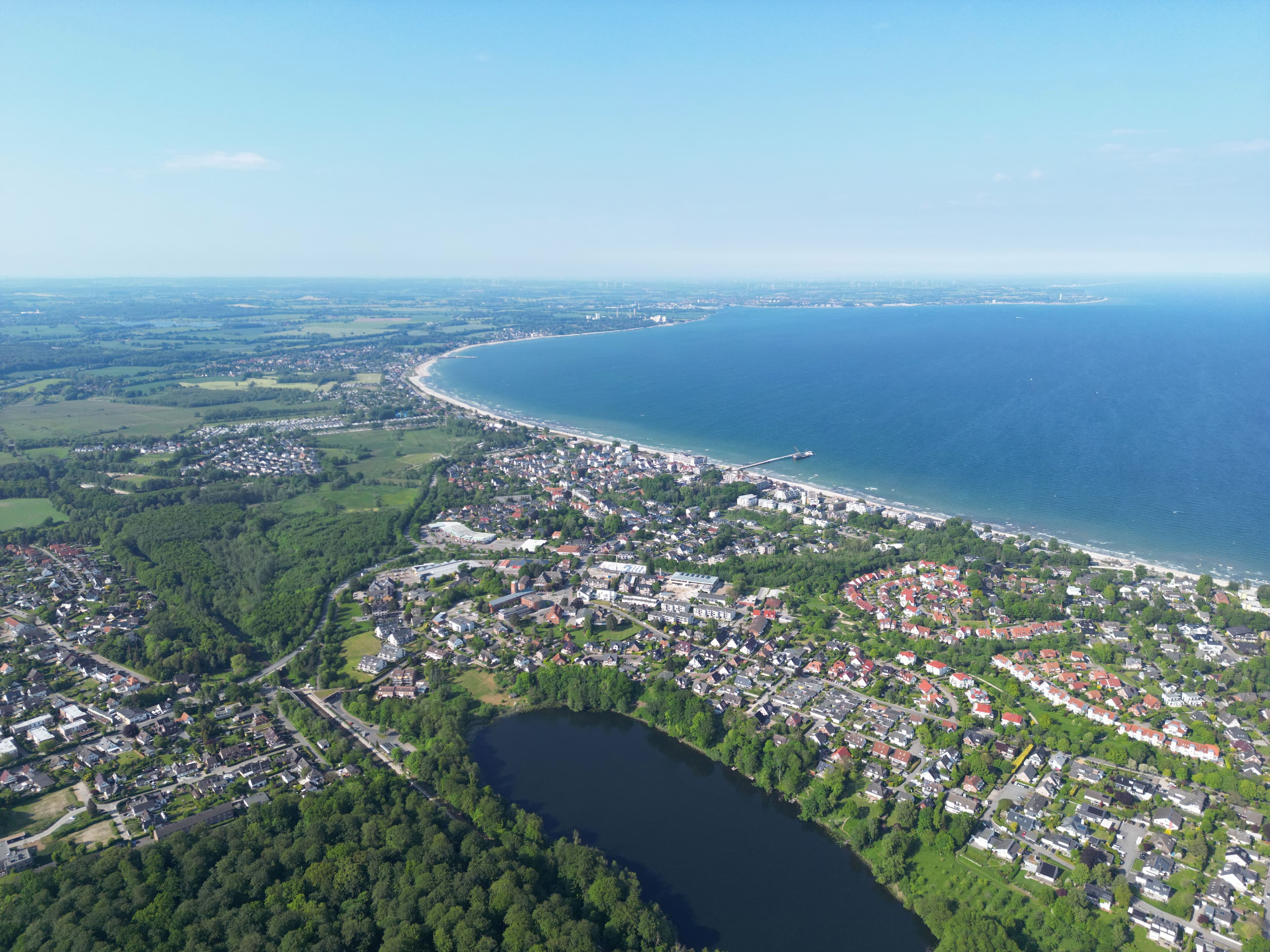 Detailreiche Drohnenaufnahme eines Reetdachhauses in Travemünde bei Lübeck
