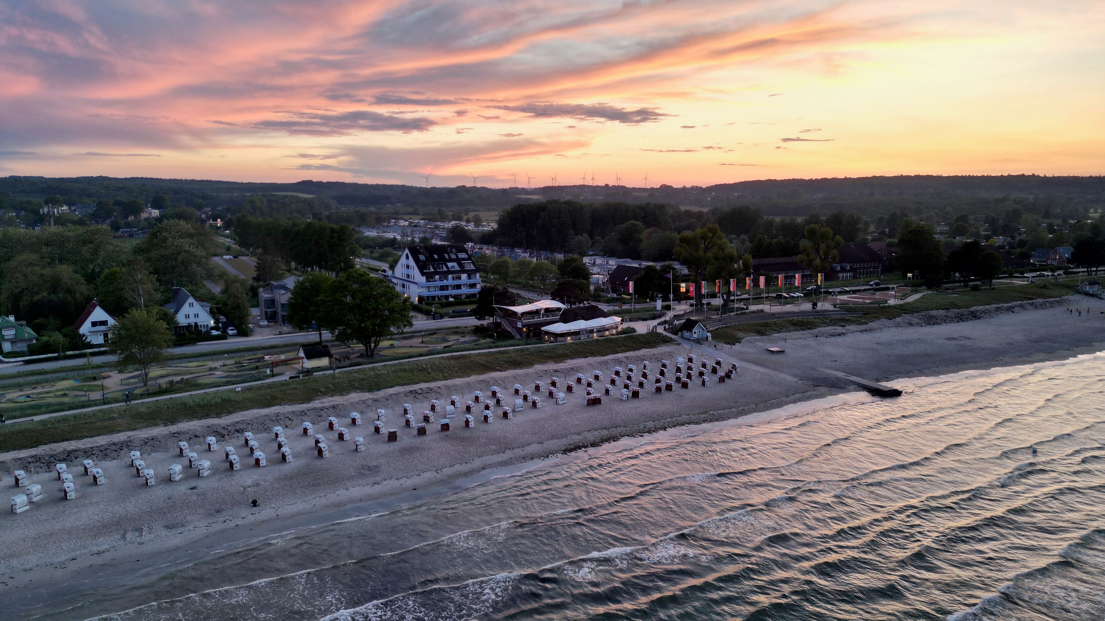 Drohnenfotografie einer modernen Ferienanlage in Scharbeutz und Haffkrug